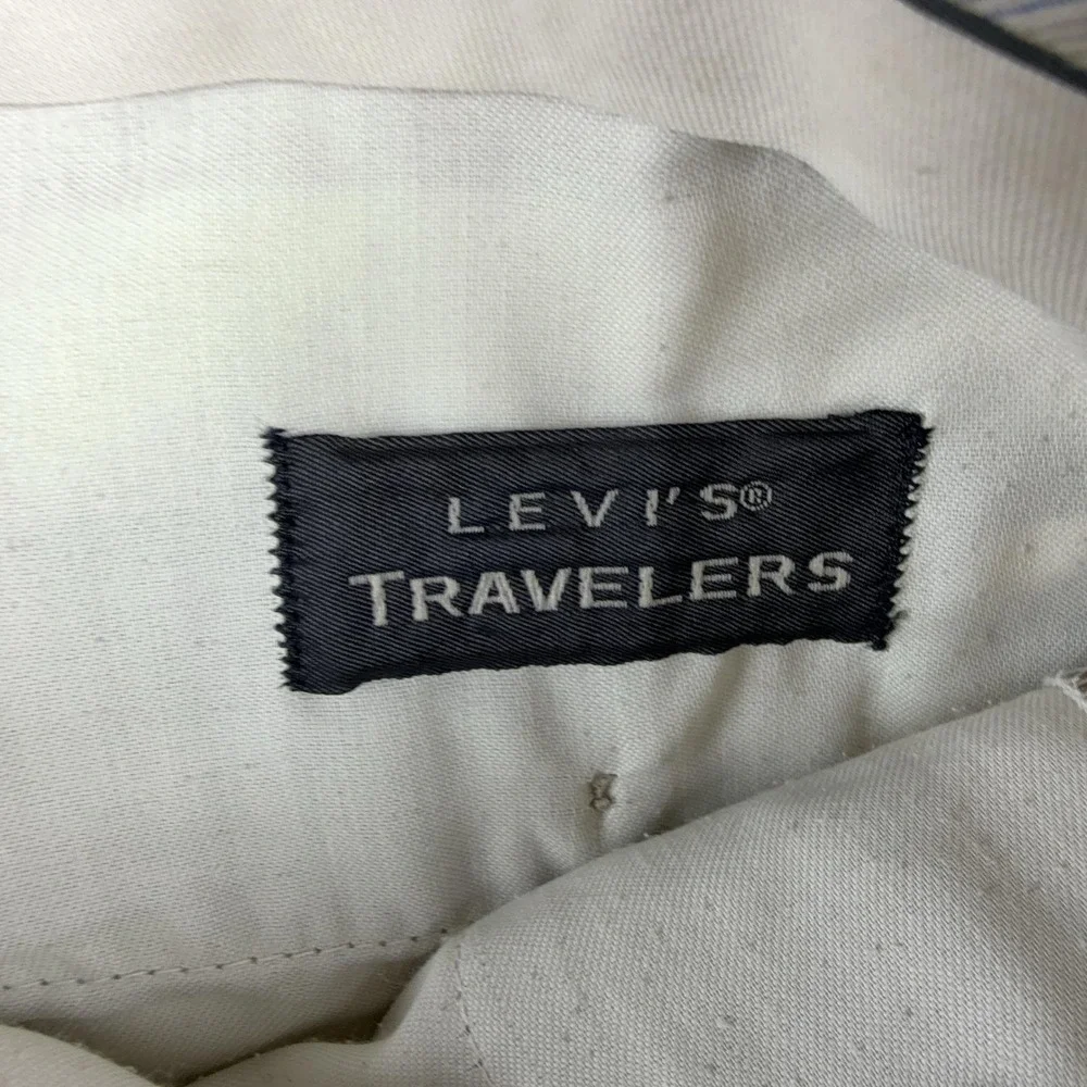 Levis Travelers Pants Mens 42x30 Beige Pleated Relaxed Fit Chino Khakis
